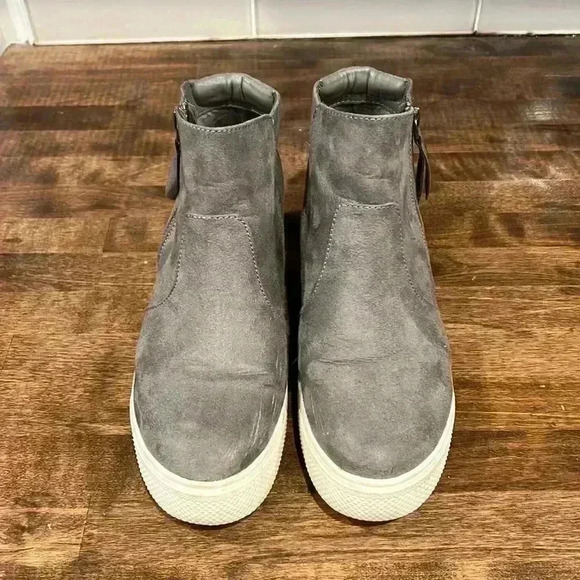 Universal Thread Shoes - Universal Thread platform bootie size 8
